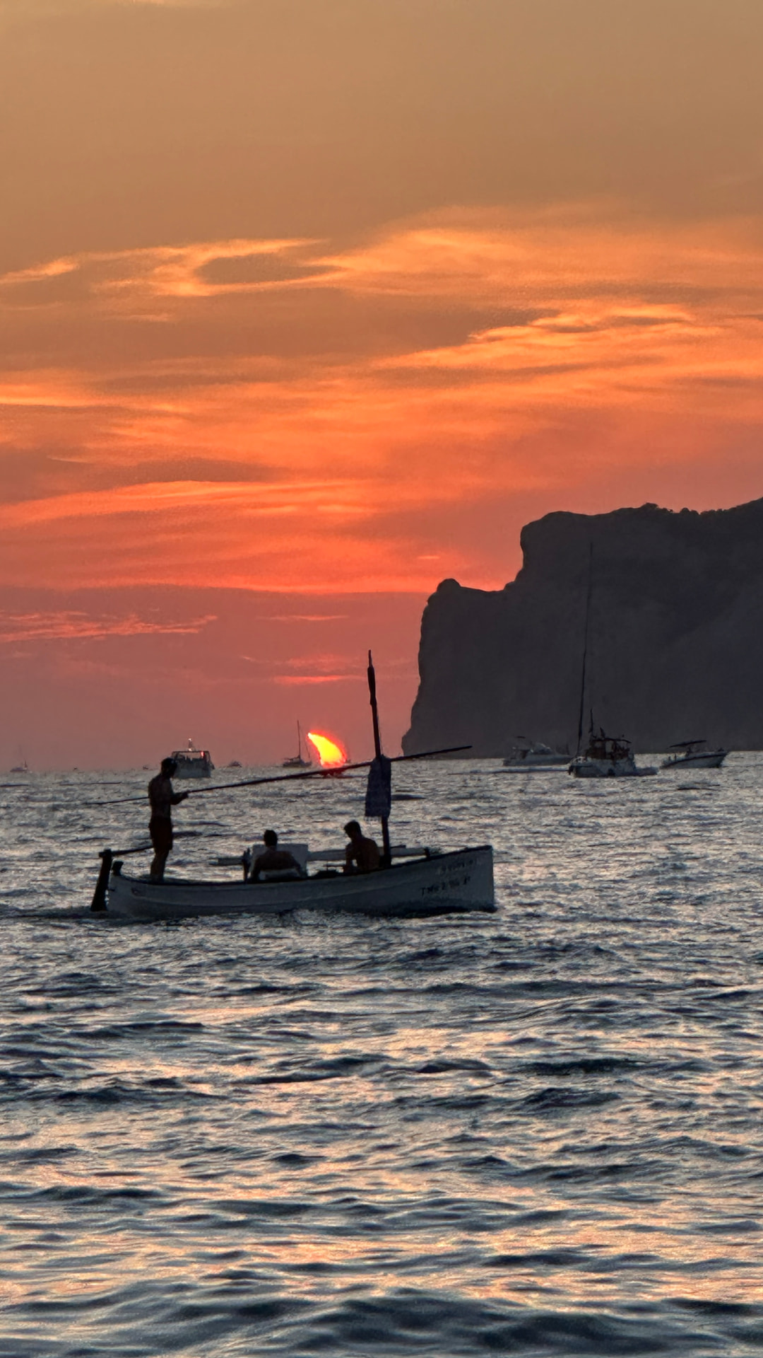 Fischerboot vor der Küste Mallorcas im Sonnenuntergang