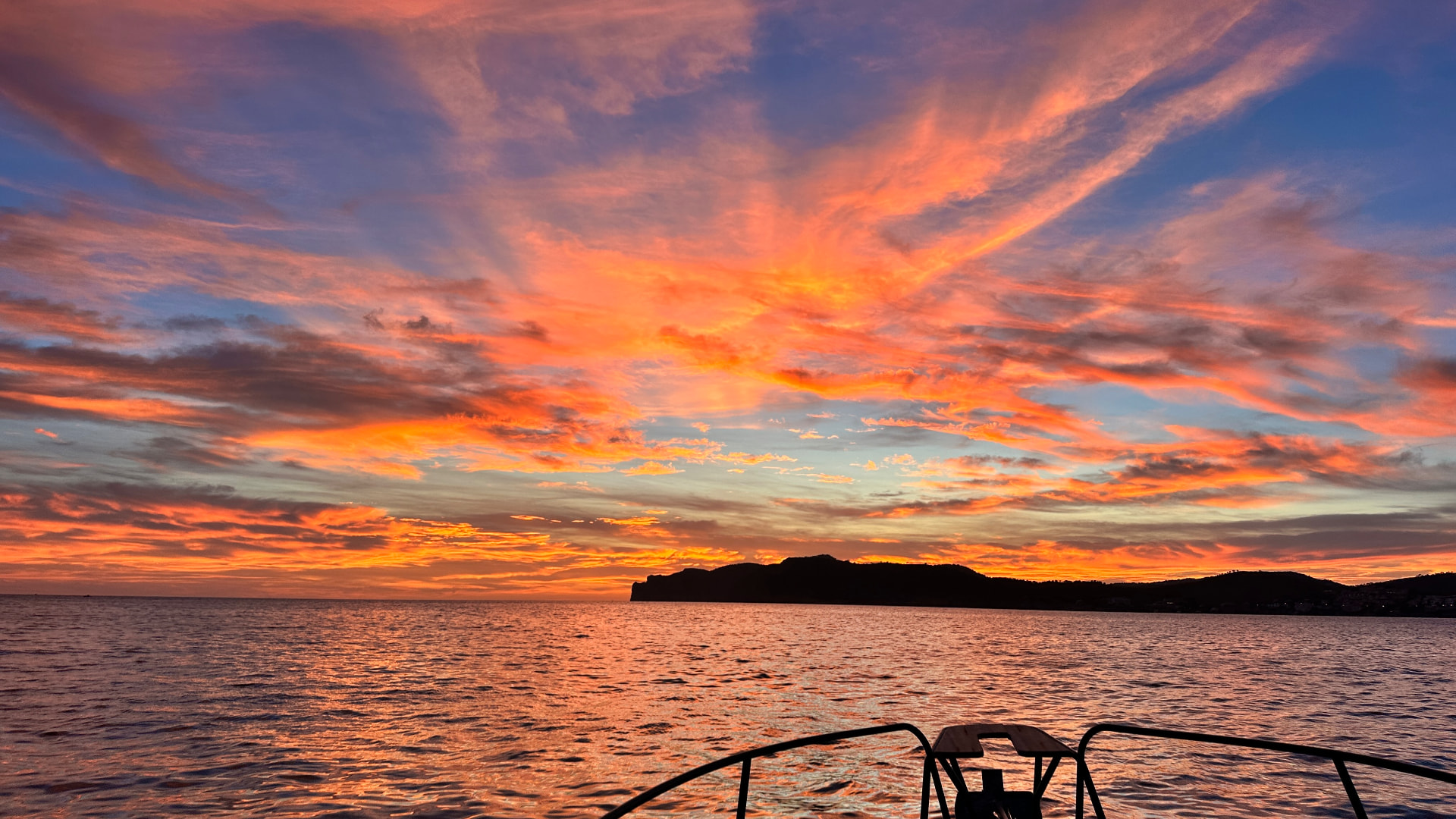 Sonnenuntergang über dem Mittelmeer vor der Südwestküste Mallorcas